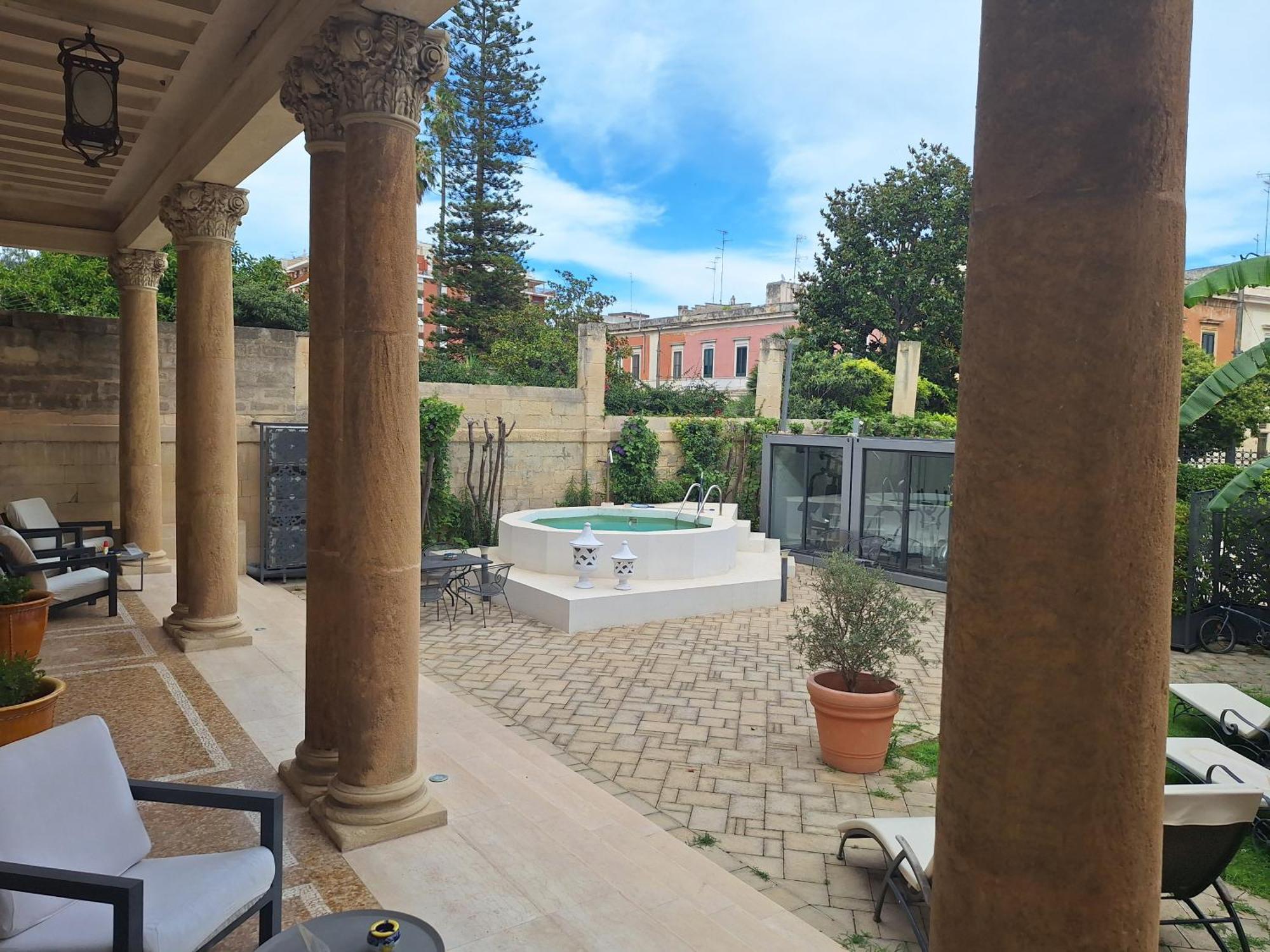 Bed and Breakfast Dimora Charleston Lecce Parcheggio Privato In Loco Gratis Экстерьер фото